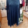 e72cd99c-6af6-490b-97bc-b3ba27fa081d.jpeg Vestido azul marino efecto encaje – corte evasé – marca Poète