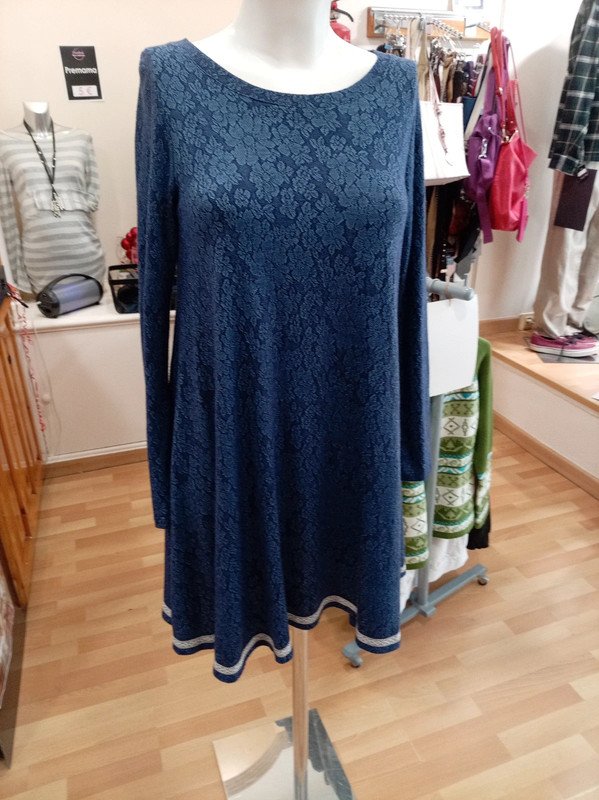 e72cd99c-6af6-490b-97bc-b3ba27fa081d.jpeg Vestido azul marino efecto encaje – corte evasé – marca Poète