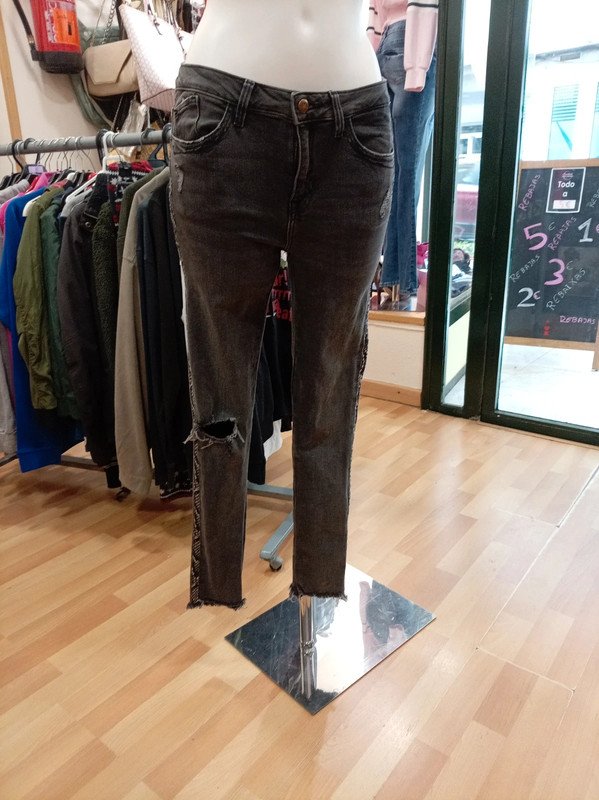 e9ab0c30-48df-4598-bfe5-3c2cee47519a.jpeg "Zara" "T38" vaqueros gris oscuro con roto y lateral snake – 5 euros