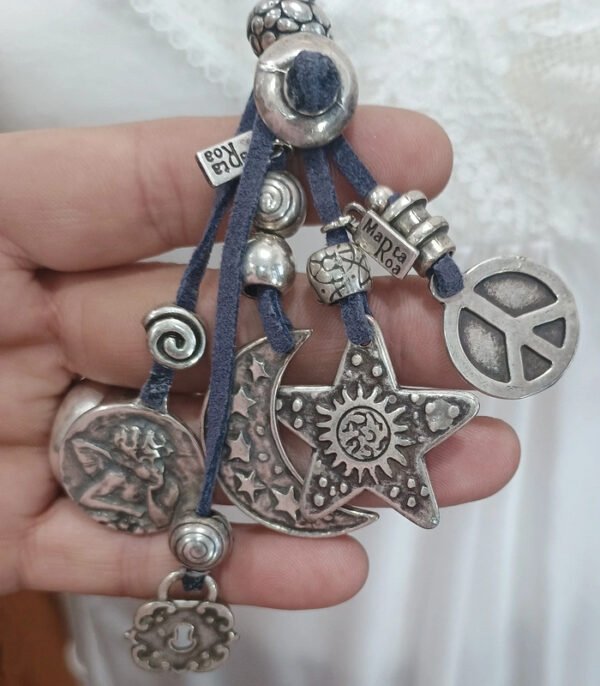 Collar boho con charms luna estrella y símbolo paz estilo hippie