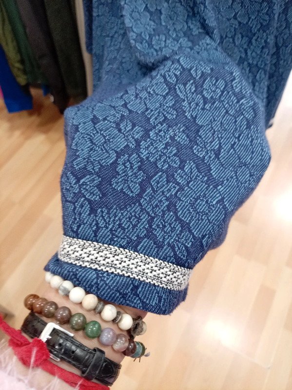 ee9082bc-d8df-4ee7-8cc4-ff463872865e.jpeg Vestido azul marino efecto encaje – corte evasé – marca Poète
