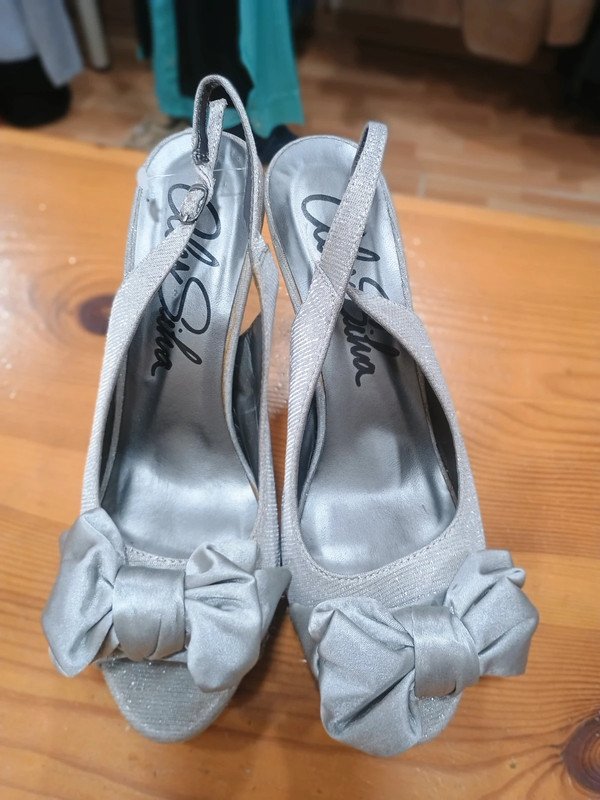 Sandalias de tacón plateadas con lazo Alex Silva – talla 40