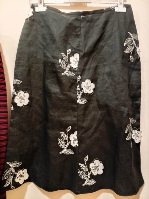 Falda negra con bordado floral blanco