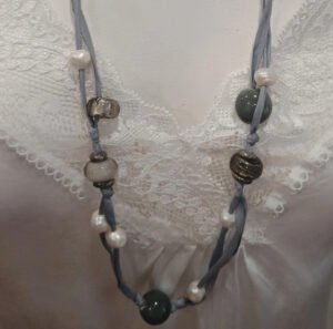 Collar largo con cordón gris y cuentas estilo boho