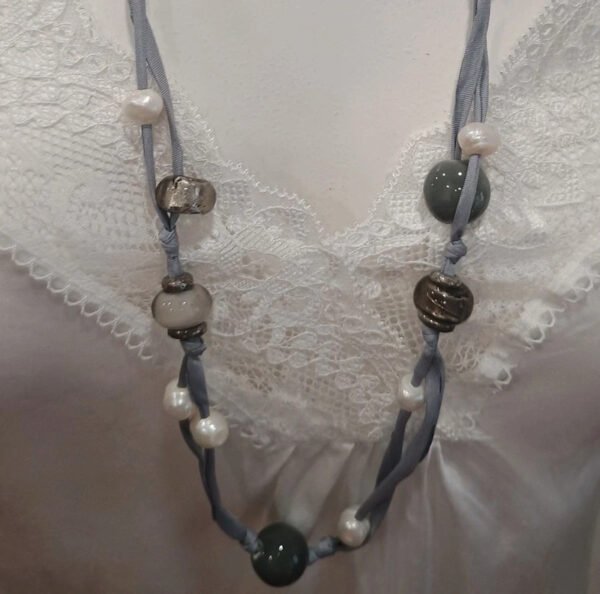 Collar largo con cordón gris y cuentas estilo boho