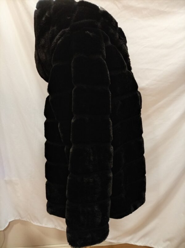 f7439137-2675-47be-b1bd-d74ef9d67928.jpg Abrigo pelo sintético negro Giorgia talla M/L elegante invierno