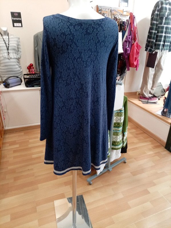 f861f413-0a93-4d7f-a91e-2ce4628c59e3.jpeg Vestido azul marino efecto encaje – corte evasé – marca Poète