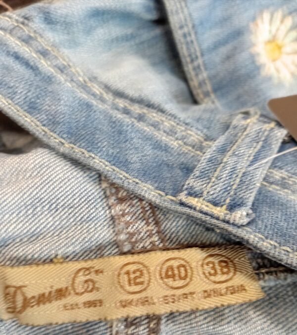 file_0000000012c871f49e516ad339542af9 Short vaquero con flores margaritas denim talla 40 verano