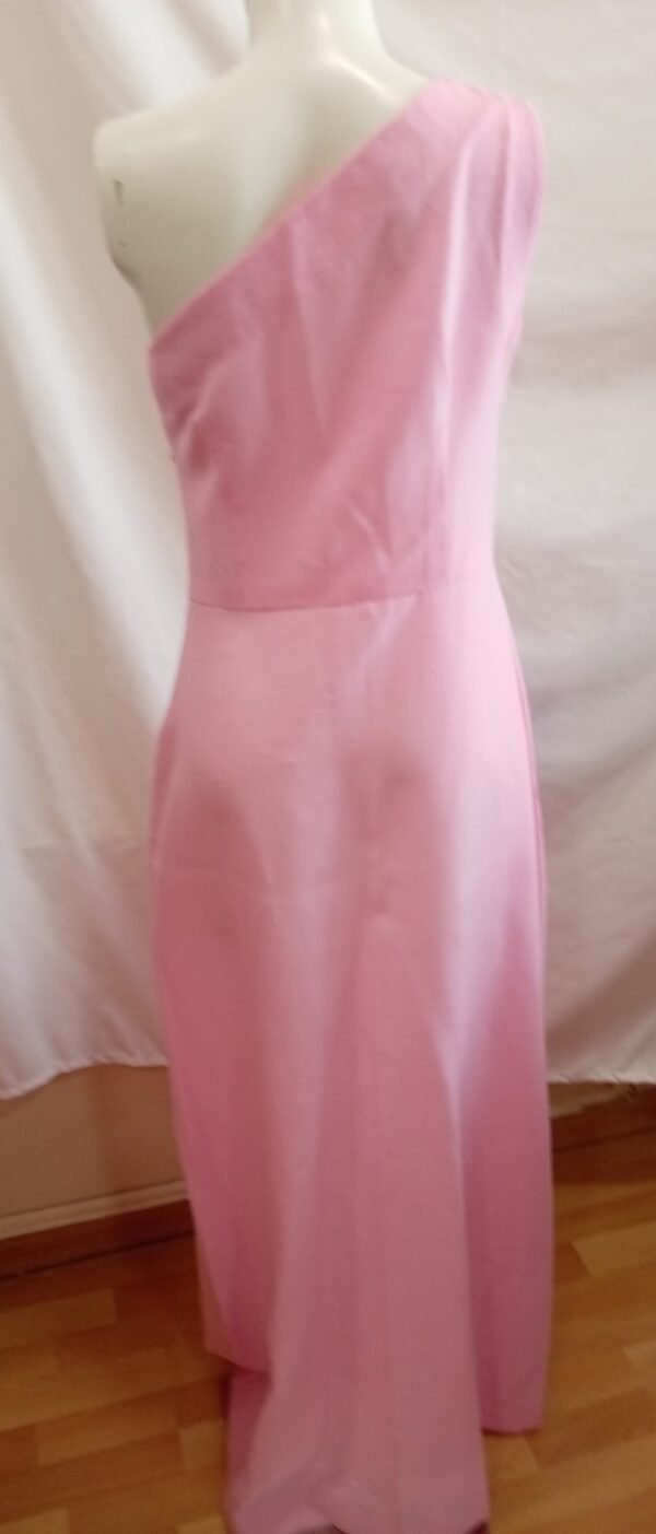 file_0000000026f07243b3e76cda70f69400 Vestido largo rosa asimétrico hecho a mano – elegante y único