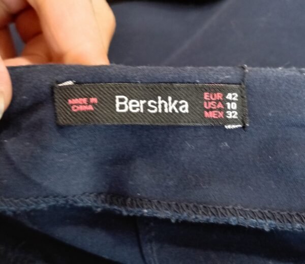 Short azul marino Bershka talla 42 – estilo elegante