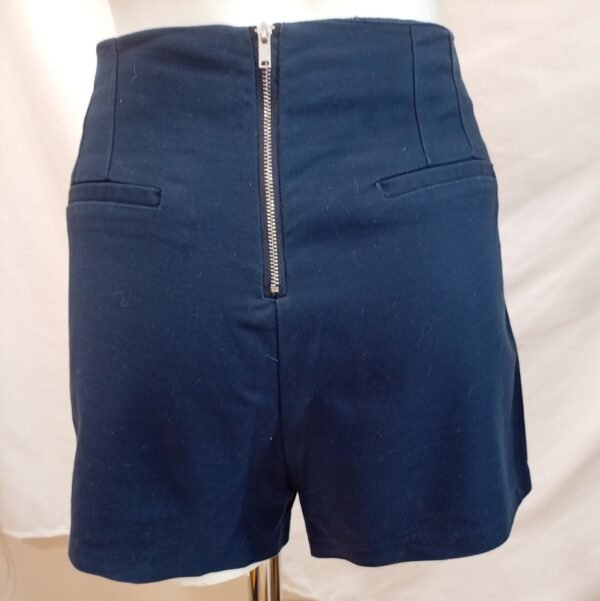Short azul marino Bershka talla 42 – estilo elegante