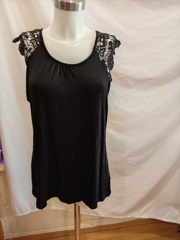 file_000000004a64720abbda3093edf9e7db Camiseta negra con encaje en hombros | Talla L | Básica elegante