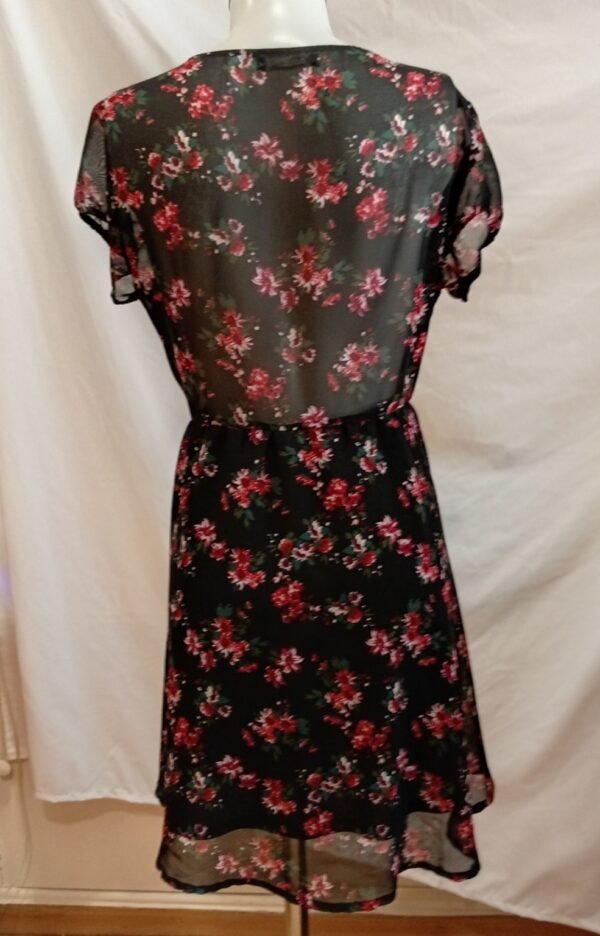 Vestido floral negro KIABI – talla 44 – fluido y favorecedor