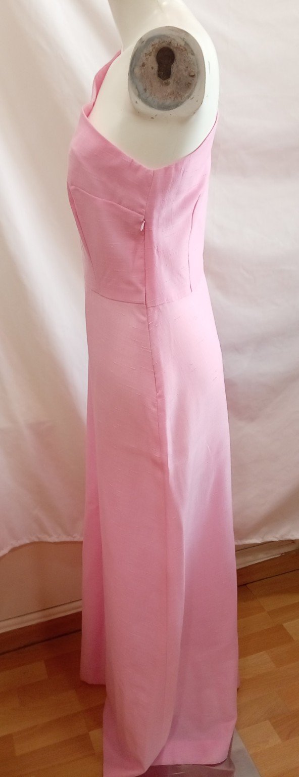 file_0000000079547243a7d639297c991a0f Vestido largo rosa asimétrico hecho a mano – elegante y único