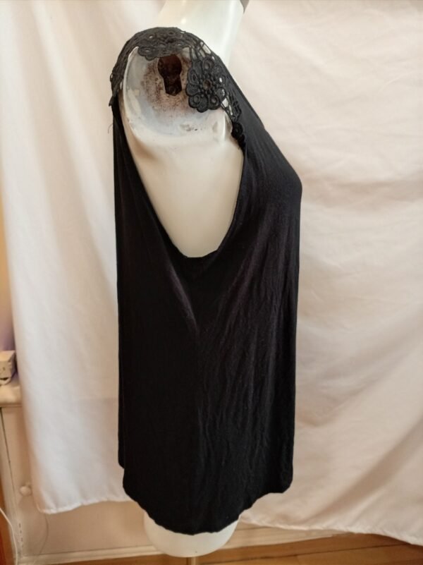 file_000000007a7c720ab900d455ebabacbf Camiseta negra con encaje en hombros | Talla L | Básica elegante