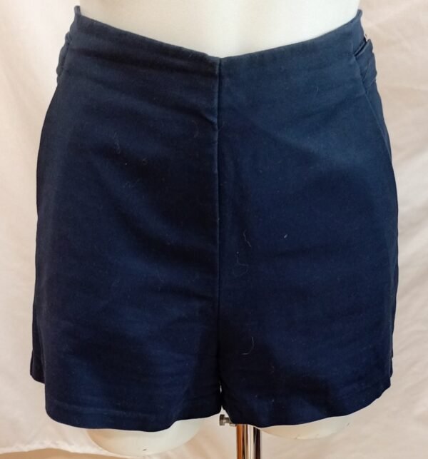 Short azul marino Bershka talla 42 – estilo elegante