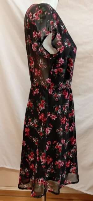 Vestido floral negro KIABI – talla 44 – fluido y favorecedor