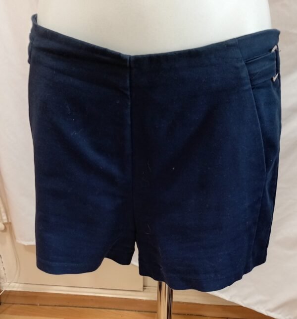 Short azul marino Bershka talla 42 – estilo elegante
