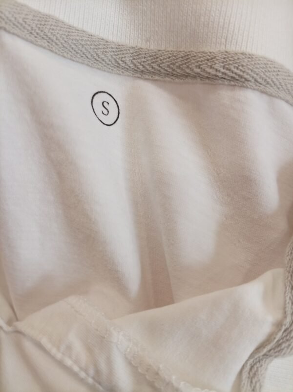 Top blanco canalé con encaje – básico con toque especial (Talla S)