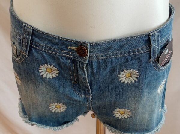file_00000000a48071f4bd94730e1ea5cfc8 Short vaquero con flores margaritas denim talla 40 verano