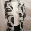 Cardigan ligero blanco y negro estampado – estilo kimono (talla única aprox)