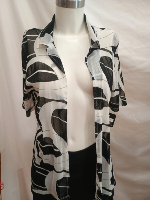 Cardigan ligero blanco y negro estampado – estilo kimono (talla única aprox)