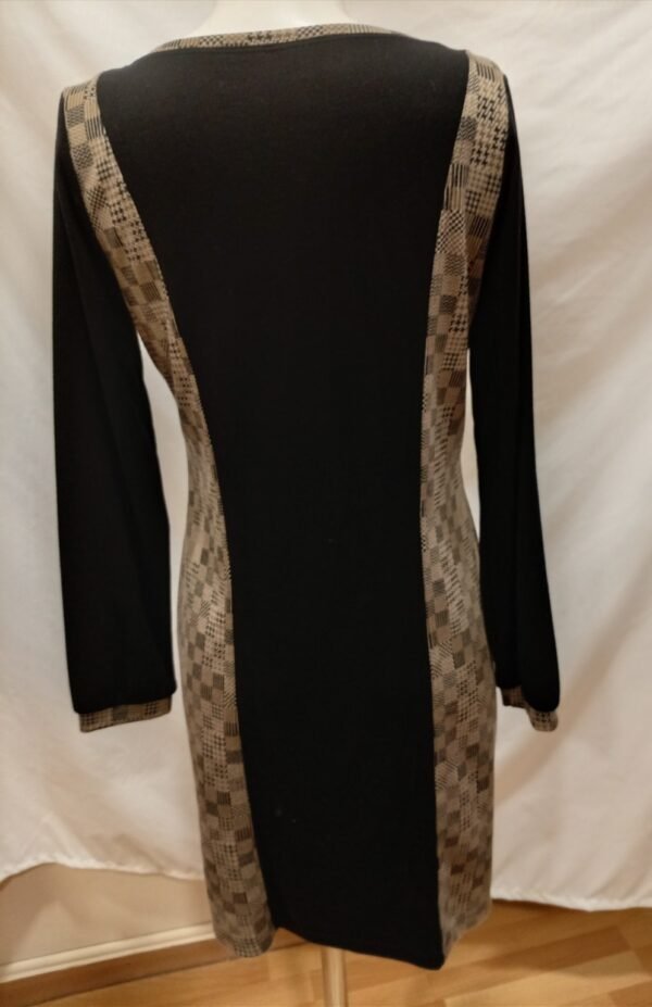 file_00000000c70c71f4b2407bb7a0d9bbd3 Vestido negro combinado con estampado geométrico | Manga larga | Talla XL