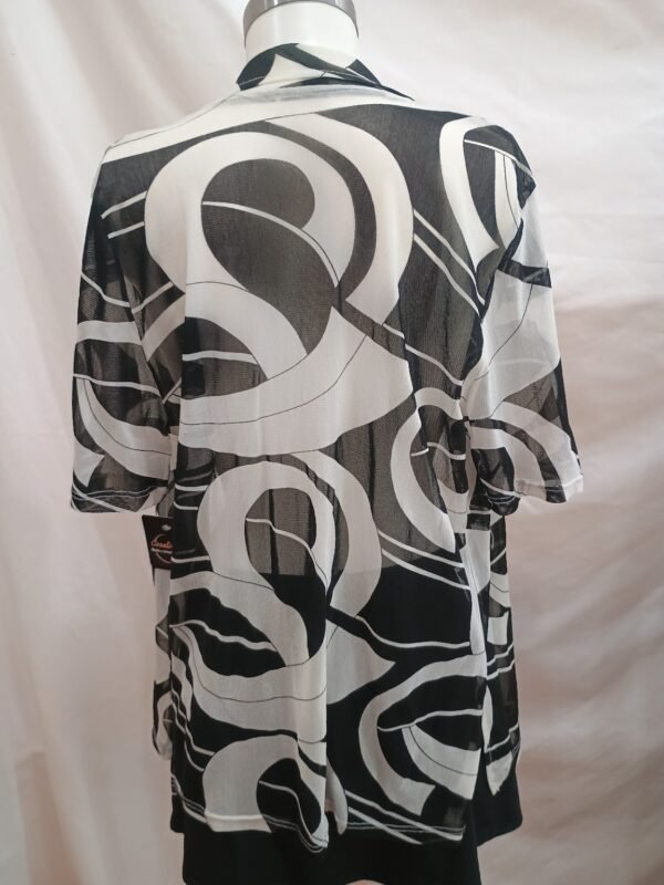 Cardigan ligero blanco y negro estampado – estilo kimono (talla única aprox)