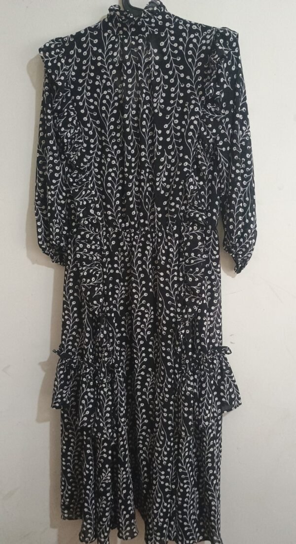 Vestido midi negro estampado floral blanco – talla L