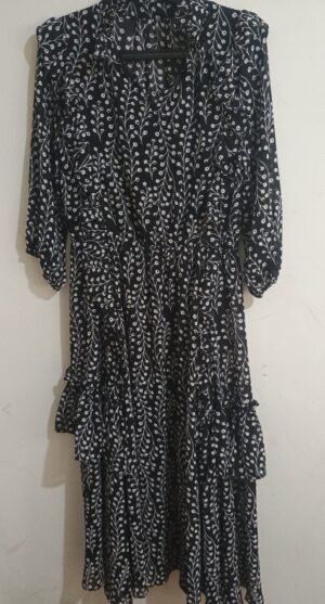 Vestido midi negro estampado floral blanco – talla L