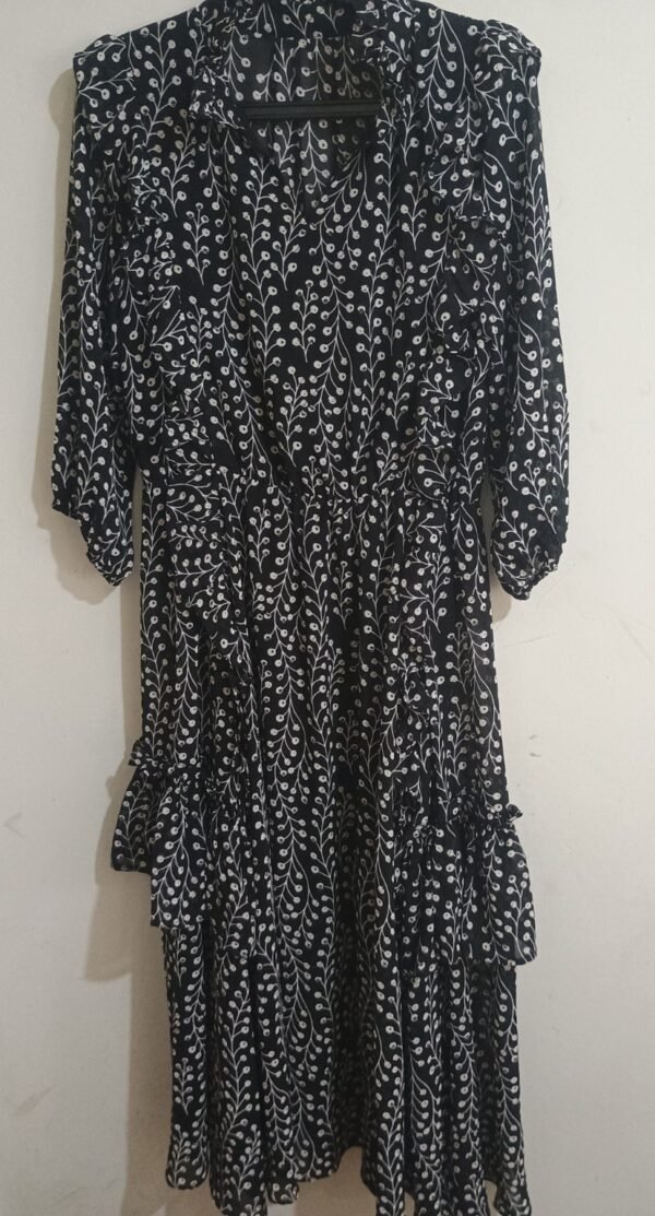 Vestido midi negro estampado floral blanco – talla L