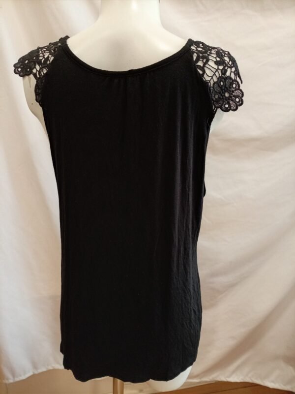 file_00000000d66c72469eeaaa2002949bec Camiseta negra con encaje en hombros | Talla L | Básica elegante