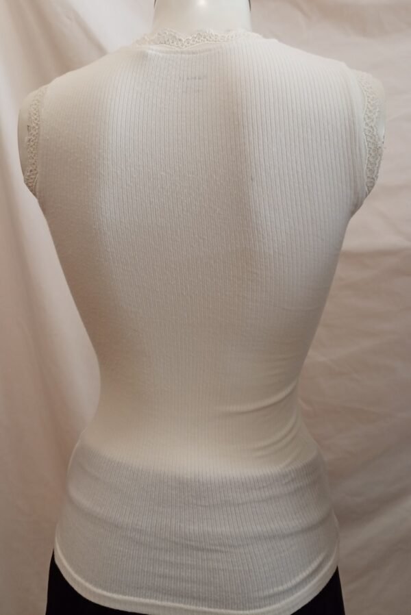 Top blanco canalé con encaje – básico con toque especial (Talla S)