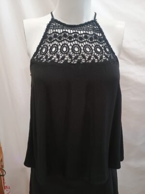 top negro con encaje cuello halter talla M