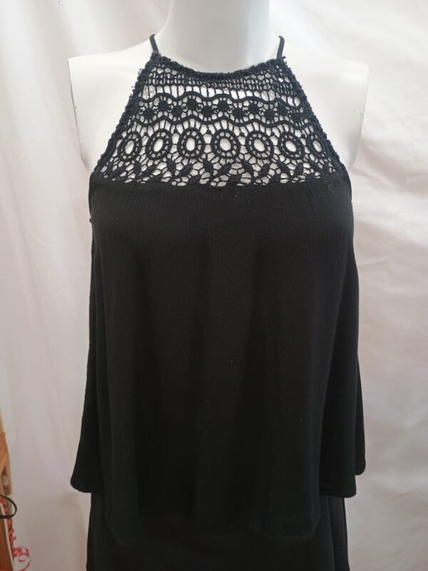 top negro con encaje cuello halter talla M