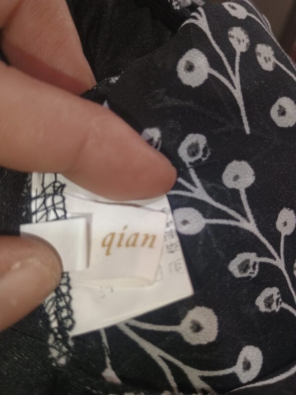 Vestido midi negro estampado floral blanco – talla L