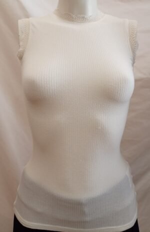 Top blanco canalé con encaje – básico con toque especial (Talla S)