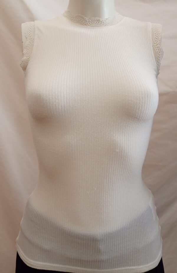 Top blanco canalé con encaje – básico con toque especial (Talla S)