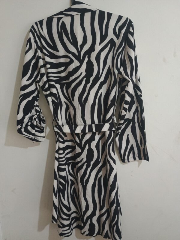 vestido camisero estampado cebra blanco negro con cinturón tejido ligero talla m/l buen estado