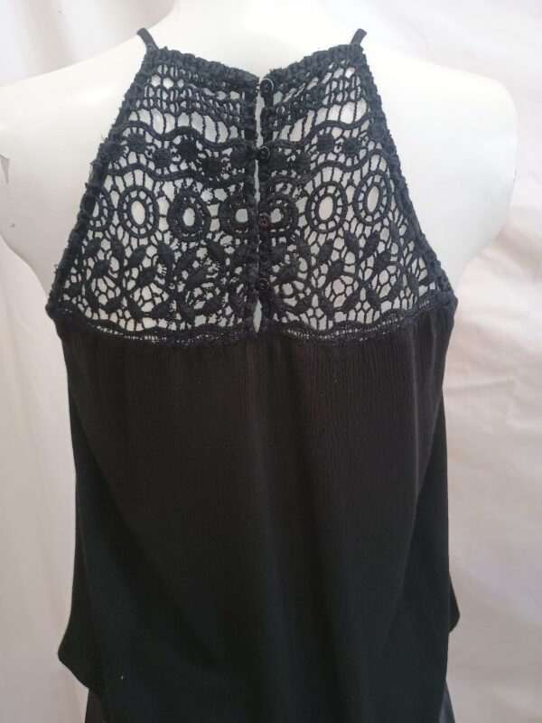 top negro con encaje cuello halter talla M