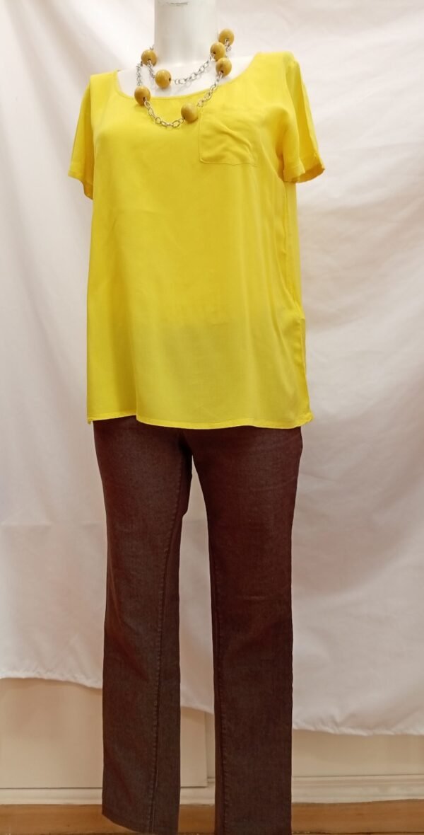 file_000000001cd871f483e449532b479870 Conjunto mujer amarillo y marrón con collar
