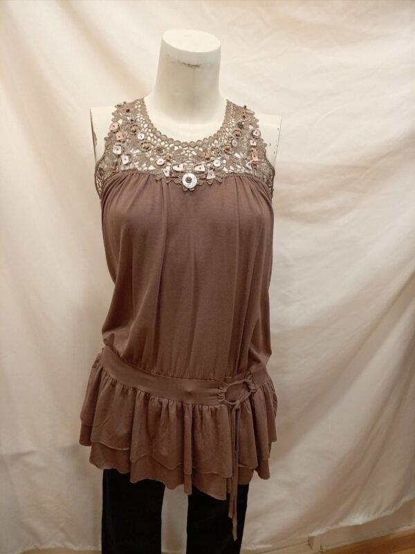 file_000000004f047246ad06f7bdeccdd6ef Top romántico color taupe con detalles bordados y pedrería 42