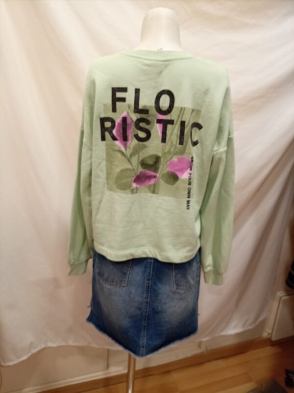 file_00000000661071f4a4bafdd0ec6f5af4 Outfit mujer sudadera verde pastel y falda vaquera