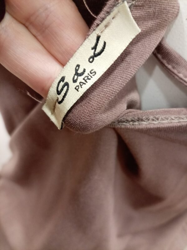 file_000000006b8c71f4aaf5b78067ee7c49 Top romántico color taupe con detalles bordados y pedrería 42