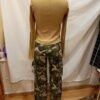 file_0000000071f871f4bf91a9a750502ca9 Outfit mujer top beige manga larga y pantalón cargo camuflaje