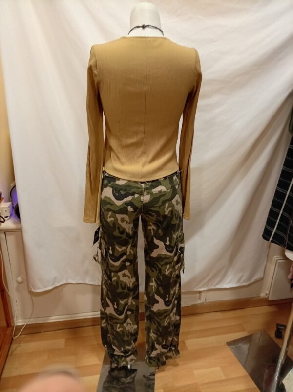 file_0000000071f871f4bf91a9a750502ca9 Outfit mujer top beige manga larga y pantalón cargo camuflaje