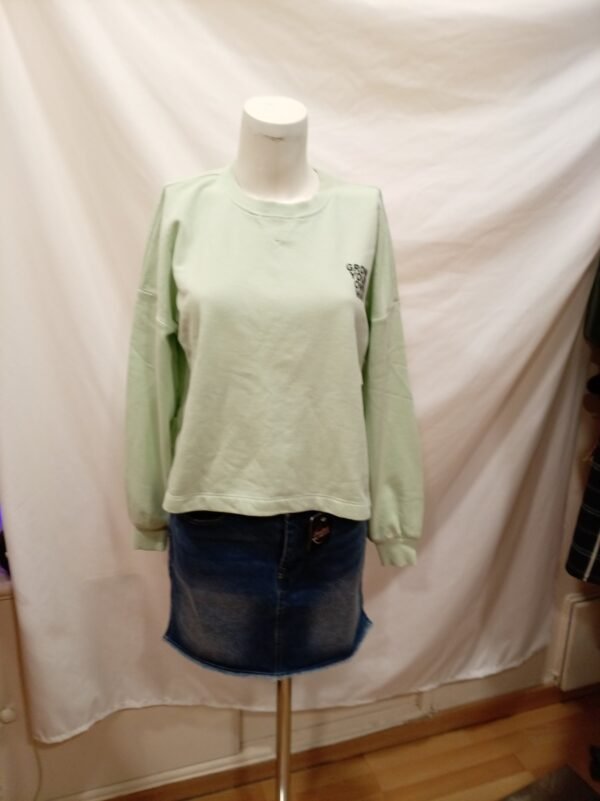 file_000000007be47246b90843791f016c3d Outfit mujer sudadera verde pastel y falda vaquera
