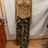 file_0000000086b07246b21adc9f164f4fb9 Outfit mujer top beige manga larga y pantalón cargo camuflaje