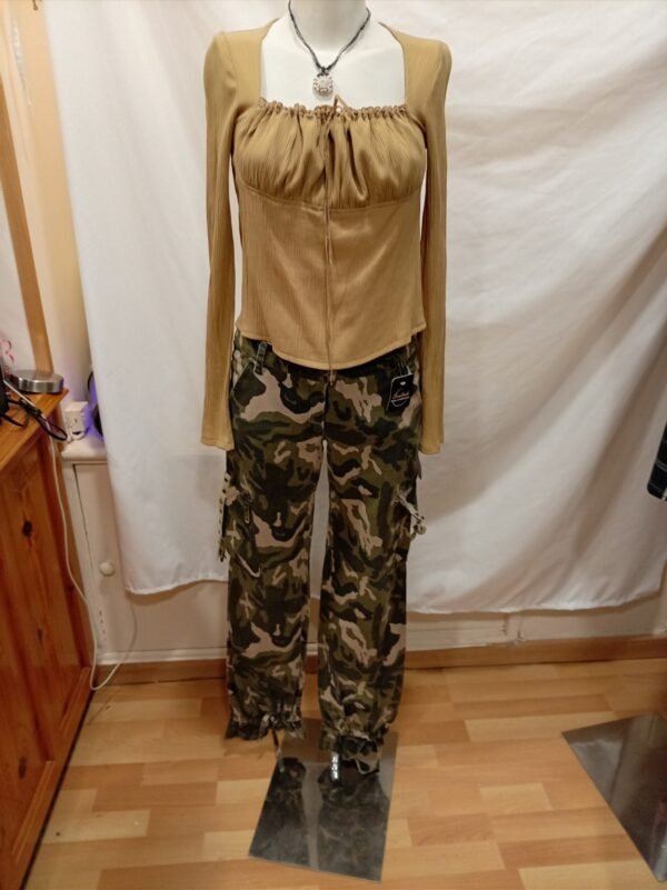 file_0000000086b07246b21adc9f164f4fb9 Outfit mujer top beige manga larga y pantalón cargo camuflaje