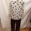 file_00000000aea07243984c5d960ff3f3ea Outfit mujer elegante blusa lunares y pantalón efecto piel